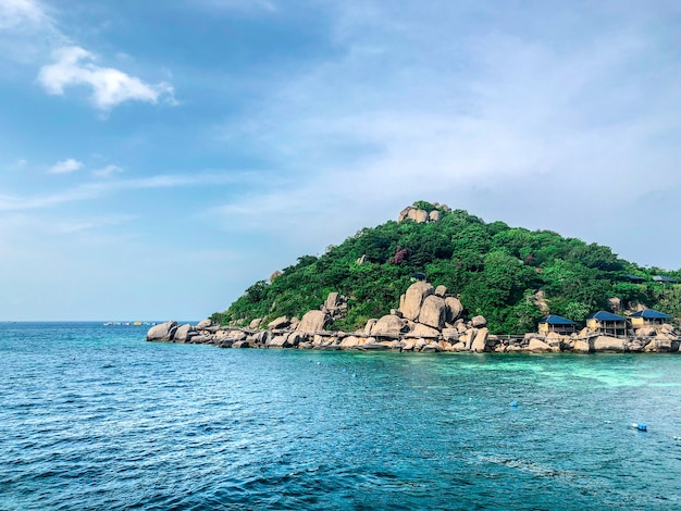 Acqua di mare limpida sulla spiaggia con uno sfondo dell&#39;isola