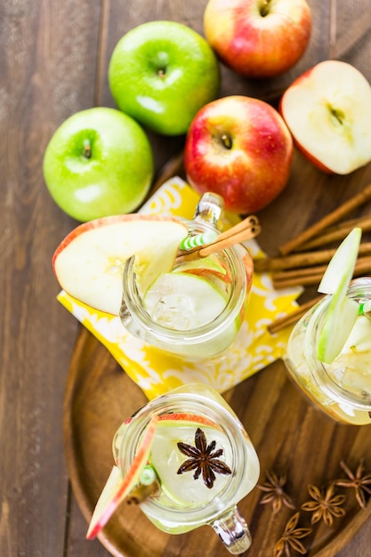 Acqua di mele infusa con cannella e anice.