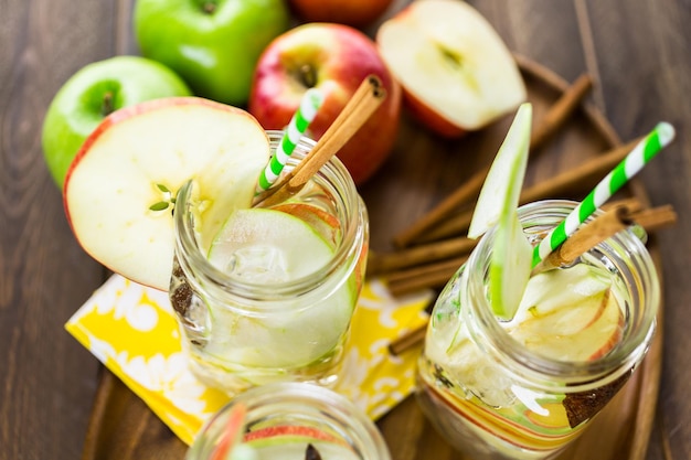 Acqua di mele infusa con cannella e anice.