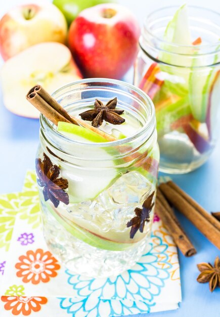 Acqua di mele infusa con cannella e anice.