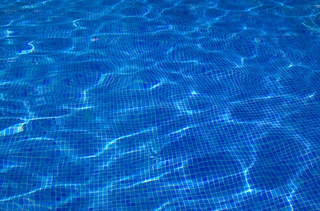 Acqua di piscina azzurra con riflessi solari