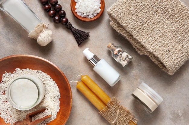 Acqua di riso fermentata e vari ingredienti e componenti per trattamenti termali per il benessere e il ringiovanimento Spazio per la vista dall'alto in primo piano per il mockup del testo