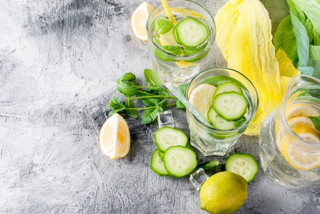 Acqua di sassi di agrumi infusi sani con limone e cetriolo