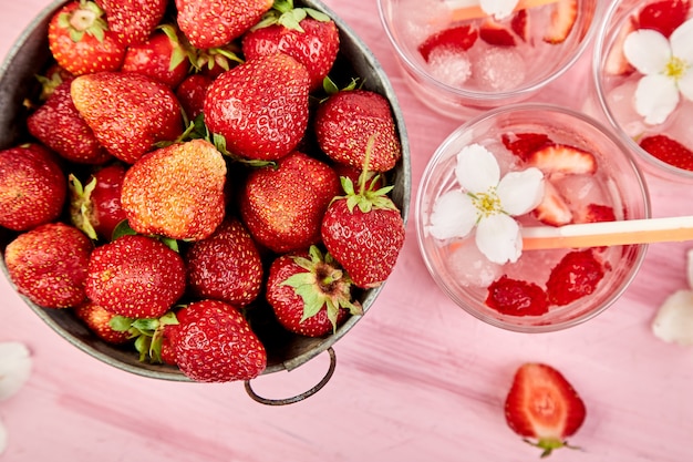 Acqua disintossicante alla fragola con fiore di gelsomino. Bevanda o tè ghiacciato estivo.