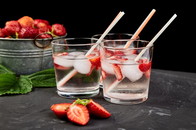 Acqua disintossicante alla fragola.