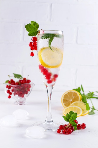 Acqua disintossicante alla frutta fredda con limone, frutti di bosco, menta e ghiaccio. Bevanda rinfrescante estiva