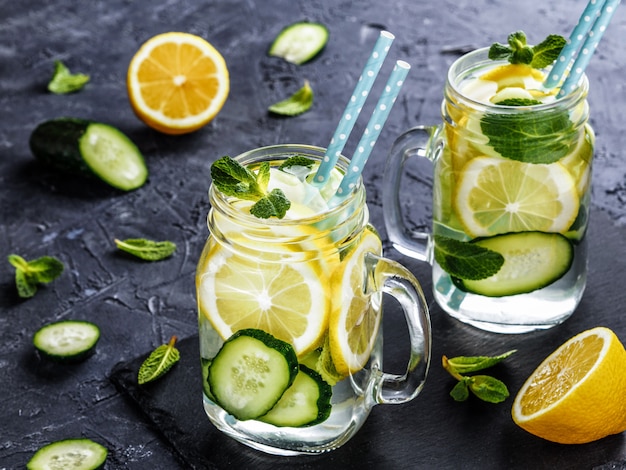 Acqua disintossicante con cetriolo, limone e menta