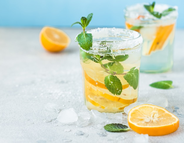 Acqua disintossicante con succo di limone. Limonata.