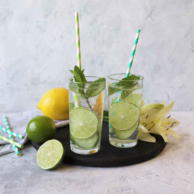 Acqua disintossicante da foglie di menta di agrumi e fette di cetriolo in bicchieri bevande salutari
