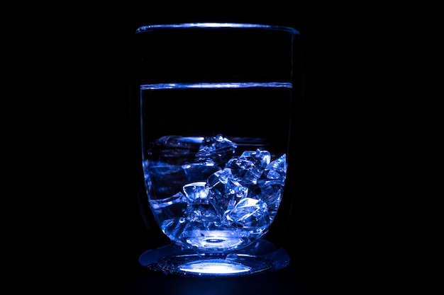 Acqua dissetante o alcol in una bella luce su sfondo nero
