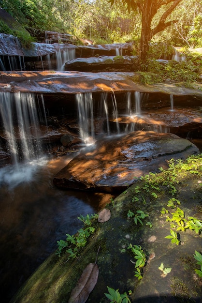 Acqua dolce del ruscello nel parco naturale WIMAN THIP Cascata Bella cascata nella foresta pluviale