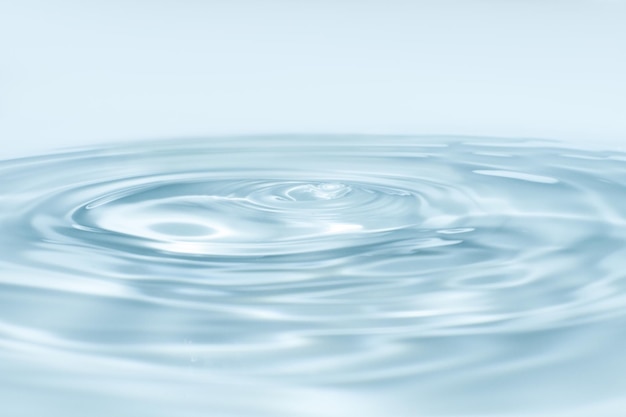 Acqua e onde con gocce e bolle