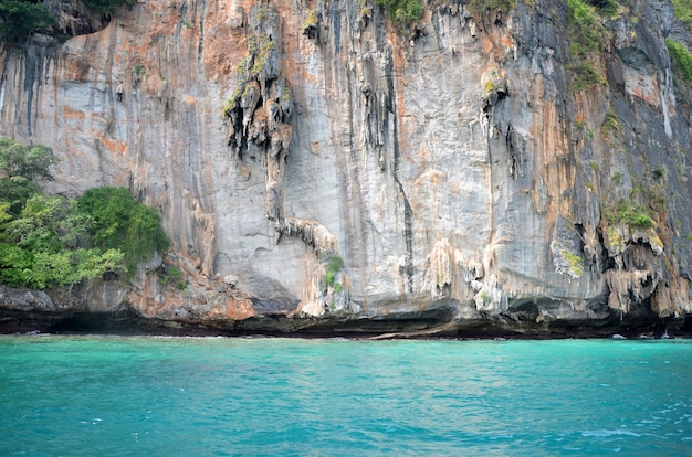 Acqua e pietre blu dell&#39;oceano