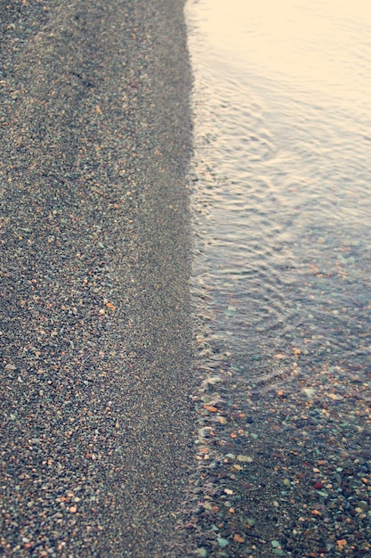 Acqua e spiaggia di ciottoli