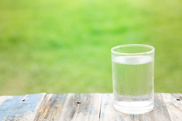 Acqua fresca con sfocatura dello sfondo.