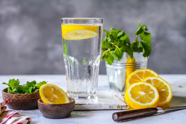 Acqua fresca fresca di limone e menta