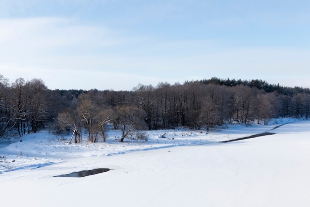 Acqua ghiacciata nel fiume durante la stagione fredda, stagione invernale con gelo e neve