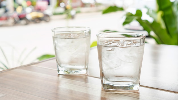 Acqua ghiacciata su un tavolo di legno.