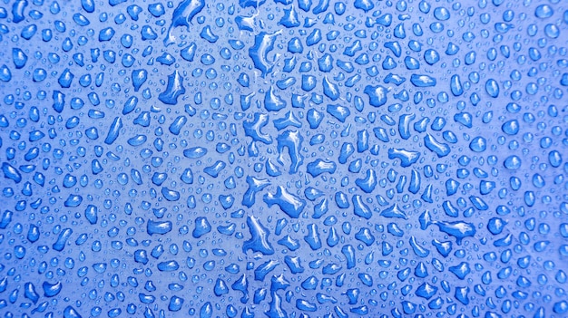 Acqua goccia d&#39;acqua su sfondo blu.