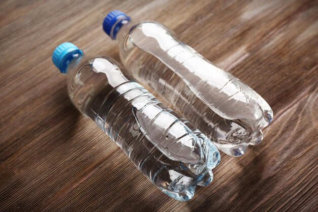 Acqua in bottiglia sul tavolo di legno da vicino