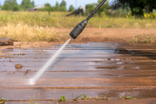 Acqua in pressione dal tubo sulla strada