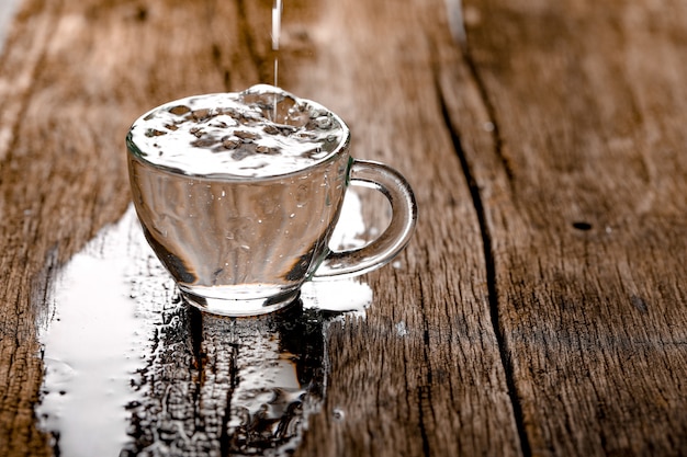 acqua in tazza su fondo in legno