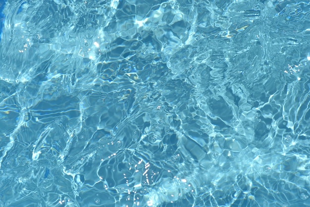 Acqua in una piscina con uno sfondo di colore blu