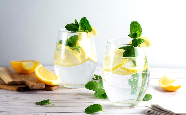 Acqua in vetro con il concetto sano di limone e menta