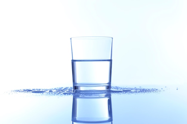 Acqua in vetro su sfondo blu
