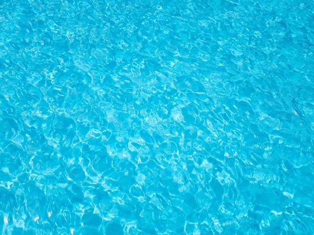 Acqua increspata blu in piscina.