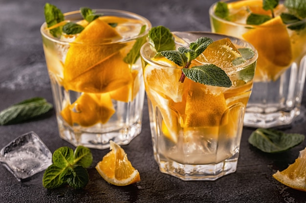 Acqua infusa cocktail / detox alla frutta fatta in casa al limone