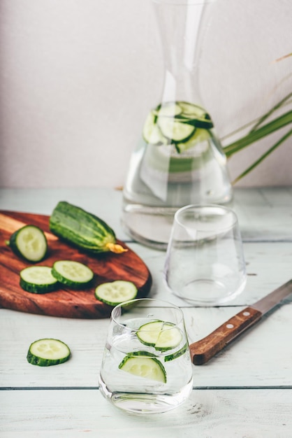 Acqua infusa con cetriolo affettato in un bicchiere