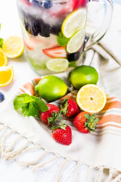 Acqua infusa con frutti di bosco freschi biologici.