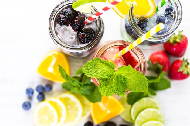 Acqua infusa con frutti di bosco freschi biologici.