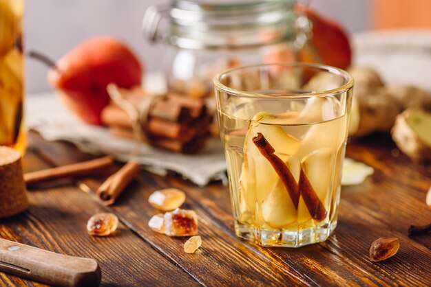 Acqua infusa con pera, cannella e zenzero.