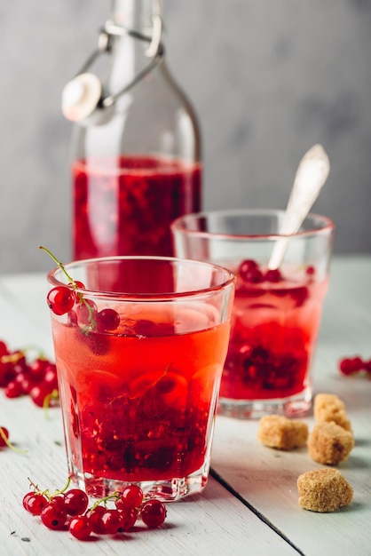 Acqua infusa con ribes rosso e zucchero