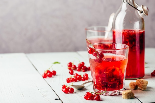 Acqua infusa con ribes rosso fresco e zucchero di canna