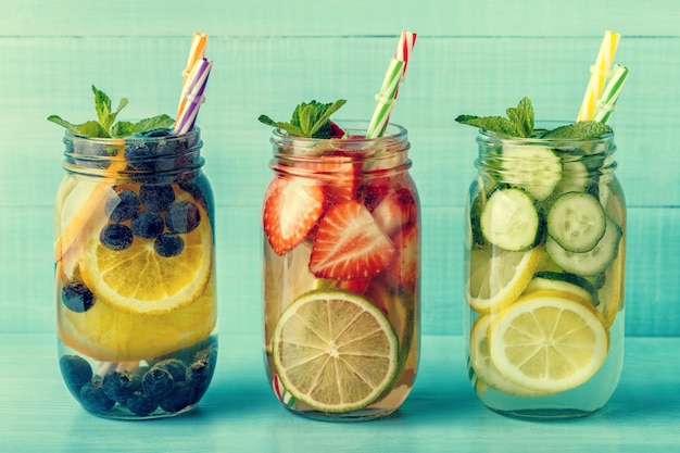 Acqua infusa di frutta detox Rinfrescante cocktail estivo fatto in casa