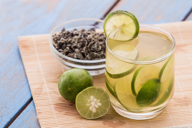 Acqua infusa di lime e tè verde