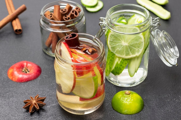 Acqua infusa di mela cannella e cetriolo in barattolo di vetro