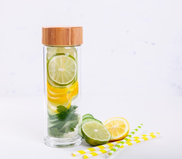 Acqua infusa disintossicazione con il limone. Bevanda del partito estate.