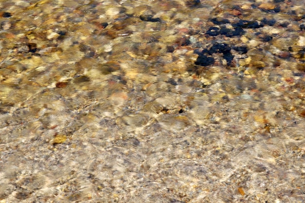 Acqua limpida che scorre attraverso i ciottoli del torrente