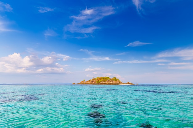 Acqua limpida e bel cielo all&#39;isola paradiso nel mare tropicale della Thailandia