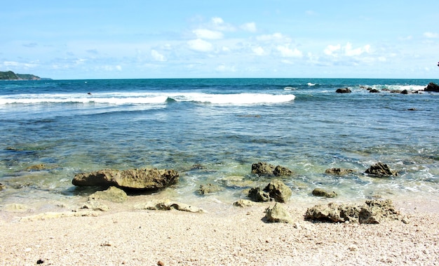 Acqua limpida e fresca di spiaggia e sabbia bianca con corallo