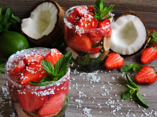 Acqua minerale con fragole, lime, cocco e menta.