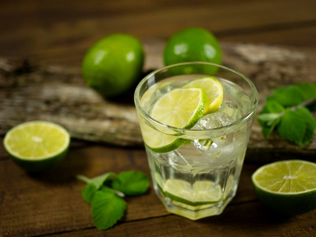 Acqua minerale con lime e menta