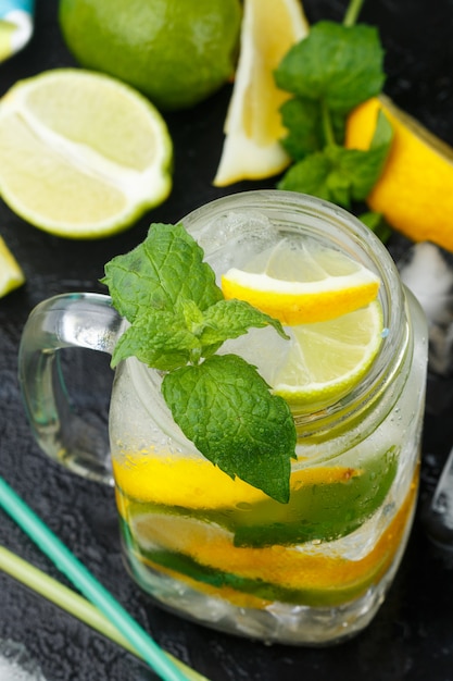 Acqua minerale con limone, lime e menta