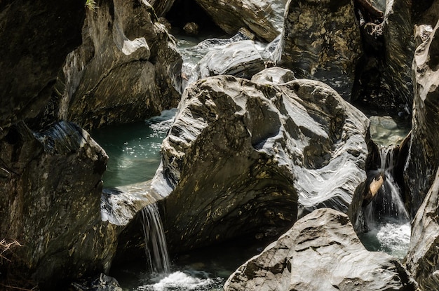 Acqua nella roccia cava