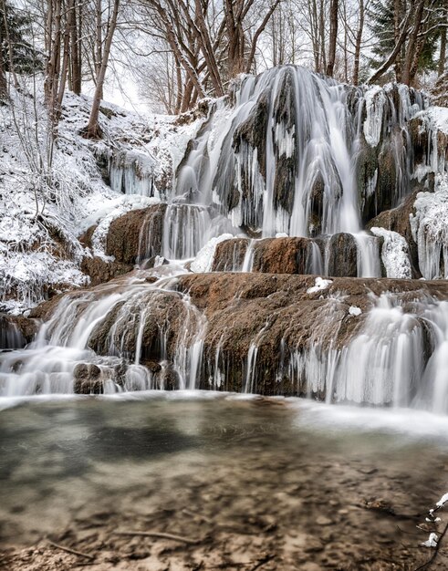 Acqua offuscata in cascata