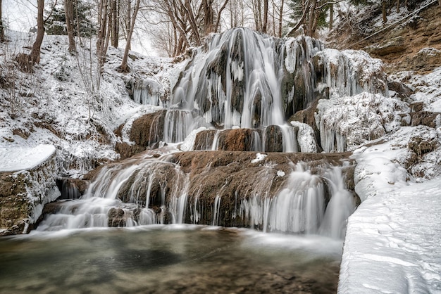 Acqua offuscata in cascata